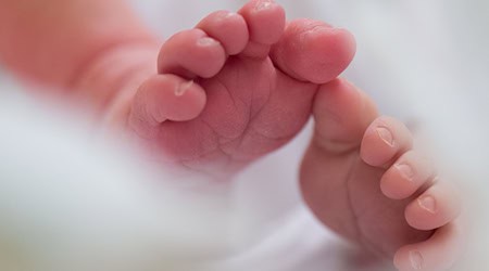 Weniger Mini-Füße in Bayern: Die Zahl der Geburten ist zurückgegangen (Symbolbild). / Foto: Arno Burgi/dpa-Zentralbild/dpa