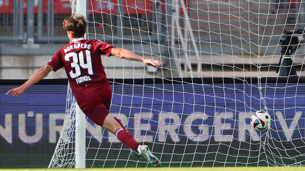 Dustin Forkel wird vom 1. FC Nürnberg für ein Jahr nach Regensburg verliehen. / Foto: Daniel Karmann/dpa