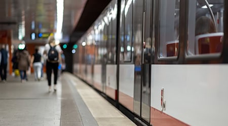 Die VAG, Betreiberin von Bussen und Bahnen in Bayerns zweitgrößter Stadt Nürnberg, hat im vergangenen Jahr einen Fahrgastrekord erzielt (Archivbild).  / Foto: Daniel Karmann/dpa
