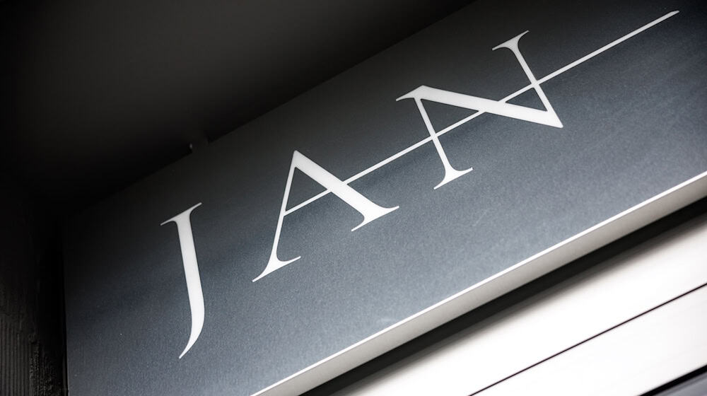 Schriftzug vom Restaurant «Jan» in München. (Archivbild) / Foto: Matthias Balk/dpa