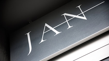 Schriftzug vom Restaurant «Jan» in München. (Archivbild) / Foto: Matthias Balk/dpa