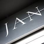 Schriftzug vom Restaurant «Jan» in München. (Archivbild) / Foto: Matthias Balk/dpa