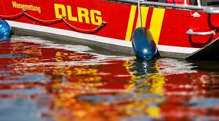 Bei einer Übung der DLRG entdeckten die Retter den Ölfilm auf der Donau (Archivbild) / Foto: Christoph Reichwein/dpa