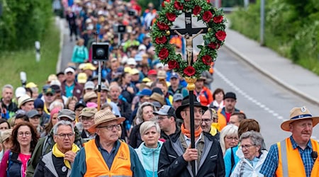 Zahlreiche Pilger starteten zur größten Fußwallfahrt Deutschlands.  / Foto: Armin Weigel/dpa