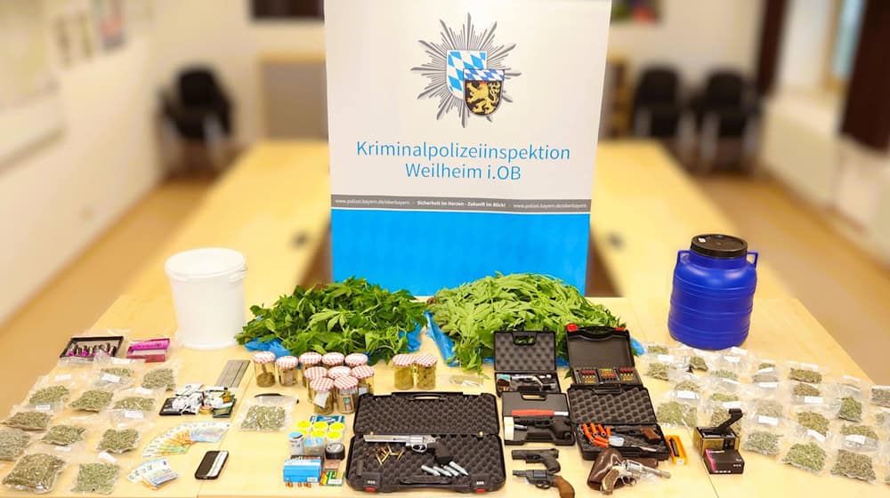 Die Beamten fanden neben Drogen auch eine nicht registrierte, scharfe Pistole. / Foto: -/Polizeipräsidium Oberbayern Süd/dpa