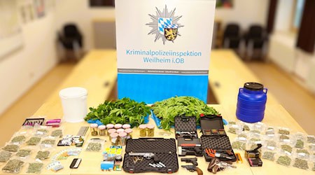 Die Beamten fanden neben Drogen auch eine nicht registrierte, scharfe Pistole. / Foto: -/Polizeipräsidium Oberbayern Süd/dpa