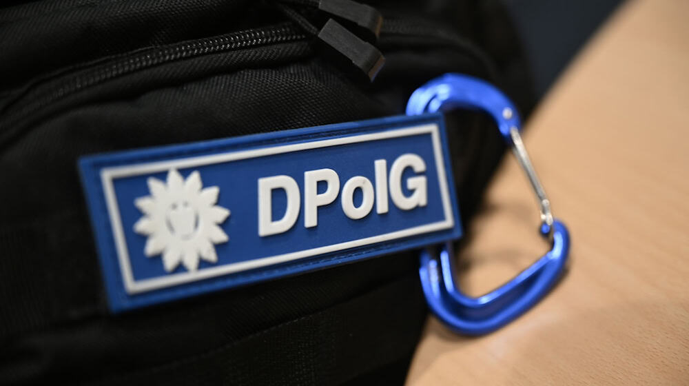 Der bayerische Landesverband der Deutschen Polizeigewerkschaft hat sich für flächendeckenden Einsatz von Tasern bei Polizeistreifen ausgesprochen (Archivbild).  / Foto: Marijan Murat/dpa