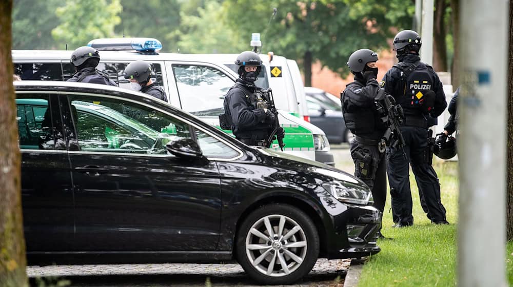 Einer der Angeklagten soll mit dem Auto auf die Angegriffenen zugefahren sein. (Archivbild)   / Foto: Matthias Balk/dpa