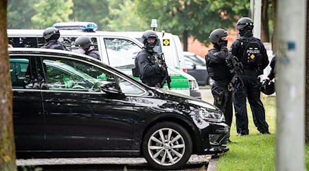Einer der Angeklagten soll mit dem Auto auf die Angegriffenen zugefahren sein. (Archivbild)   / Foto: Matthias Balk/dpa