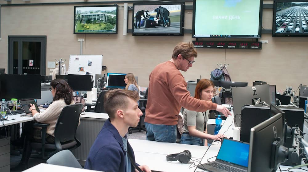 Journalisten arbeiten im Newsroom des US-Auslandssenders Radio Free Europe/Radio Liberty (RFE/RL) in Prag. (Archivbild) / Foto: Michael Heitmann/dpa