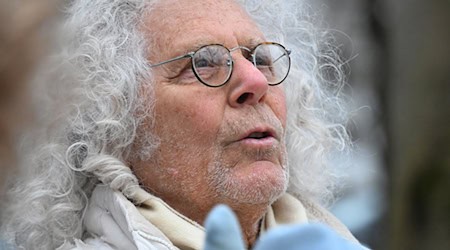 Rainer Langhans, Ikone der 68er-Bewegung, setzt sich mit dem Sterben auseinander.  / Foto: Felix Hörhager/dpa