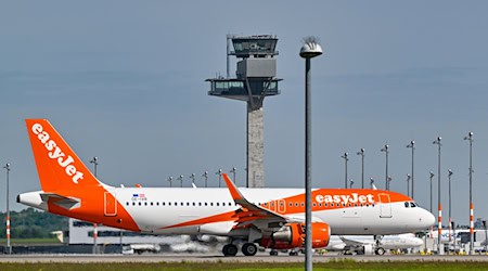 Ein Flugzeug von Easyjet musste am Dienstag auf dem Weg nach Griechenland in Deutschland landen. (Symbolbild) / Foto: Patrick Pleul/dpa