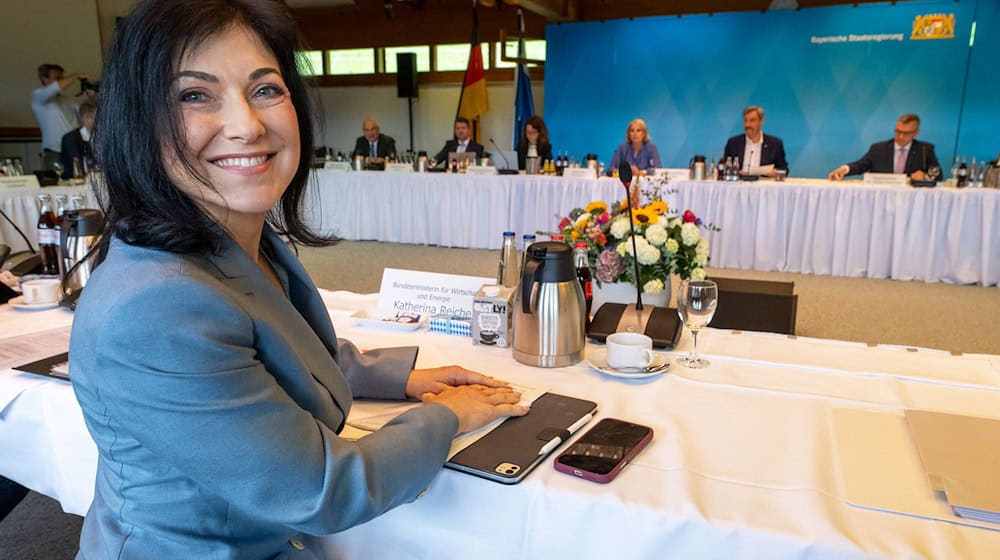 Katherina Reiche (CDU) setzt auf zusätzliche Gaskraftwerke zur Senkung der Energiekosten in Deutschland. Ein «Südbonus» soll dabei den Fokus auf Süddeutschland setzen. / Foto: Peter Kneffel/dpa