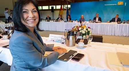 Katherina Reiche (CDU) setzt auf zusätzliche Gaskraftwerke zur Senkung der Energiekosten in Deutschland. Ein «Südbonus» soll dabei den Fokus auf Süddeutschland setzen. / Foto: Peter Kneffel/dpa