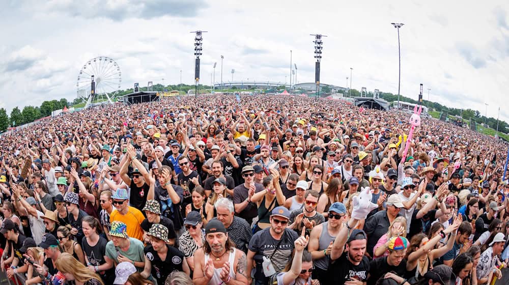 Vorne Musik, hinten Riesenrad: Bei Festivals erwarten die Fans mittlerweile mehr als Band-Auftritte. (Archivbild) / Foto: Daniel Karmann/dpa