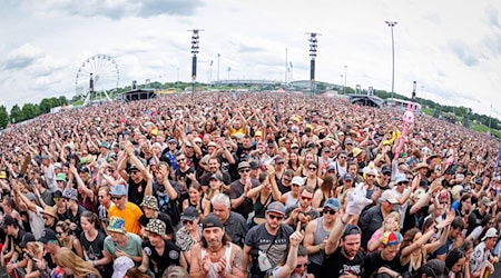 Vorne Musik, hinten Riesenrad: Bei Festivals erwarten die Fans mittlerweile mehr als Band-Auftritte. (Archivbild) / Foto: Daniel Karmann/dpa