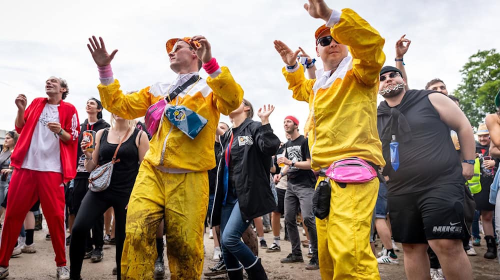 Nach dem vielen Regen tanzten viele Fans im Matsch. / Foto: Daniel Karmann/dpa