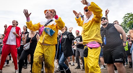 Nach dem vielen Regen tanzten viele Fans im Matsch. / Foto: Daniel Karmann/dpa