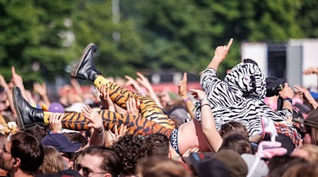 Mit 88.500 Musikfans auf dem Gelände soll Rock im Park in diesem Jahr noch mal deutlich größer werden. (Archivbild) / Foto: Daniel Karmann/dpa