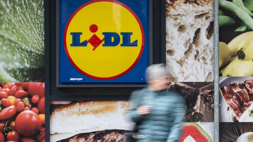 Das Unternehmen Tillman's ruft eine bestimmte Wurstart zurück, der den Angaben zufolge bei Lidl verkauft wurde. (Archivbild) / Foto: Marijan Murat/dpa