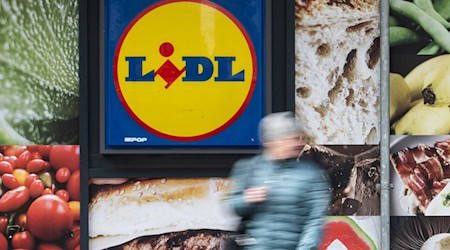 Das Unternehmen Tillman's ruft eine bestimmte Wurstart zurück, der den Angaben zufolge bei Lidl verkauft wurde. (Archivbild) / Foto: Marijan Murat/dpa