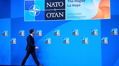 In Den Haag geht es unter anderem um sehr viel Geld - die Mitgliedsstaaten wollen sich auf deutlich höhere Investitionen in ihr Militär verständigen. / Foto: Matthias Schrader/AP/dpa