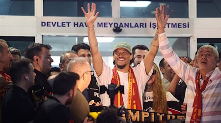 Begeisterter Empfang: Leroy Sané bei seiner Ankunft in Istanbul. / Foto: Murat Akbas/dpa