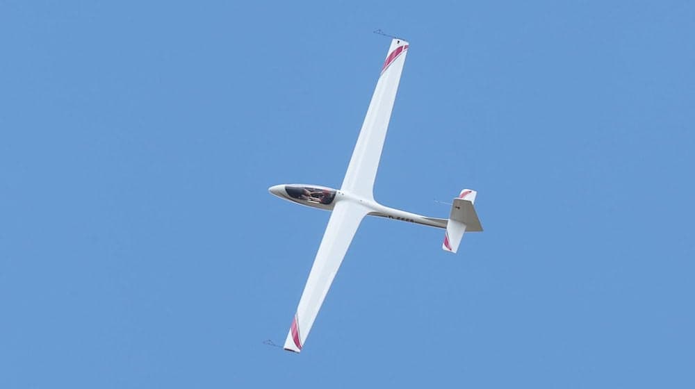 Ein Pilot musste mit seinem Segelflieger früher landen als gedacht - und wurde dabei schwer verletzt. (Symbolbild) / Foto: Bodo Schackow/dpa