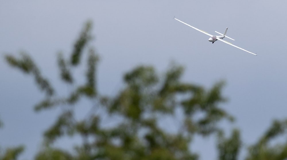 Ein Segelflugzeug stürzt im Allgäu ab - warum, bleibt zunächst unklar. (Symbolbild) / Foto: Friso Gentsch/dpa
