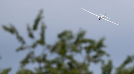 Ein Segelflugzeug stürzt im Allgäu ab - warum, bleibt zunächst unklar. (Symbolbild) / Foto: Friso Gentsch/dpa
