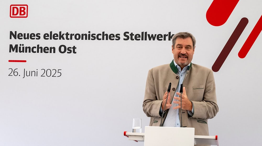 «Endlich»: Ministerpräsident Markus Söder (CSU) freut sich wie wohl viele Fahrgäste über das neue S-Bahn-Stellwerk in München. / Foto: Peter Kneffel/dpa