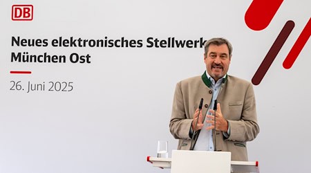 «Endlich»: Ministerpräsident Markus Söder (CSU) freut sich wie wohl viele Fahrgäste über das neue S-Bahn-Stellwerk in München. / Foto: Peter Kneffel/dpa