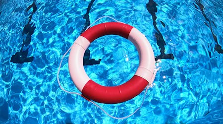 Das Kind war laut Polizei unbeaufsichtigt im Wasser. (Symbolbild)  / Foto: Friso Gentsch/dpa