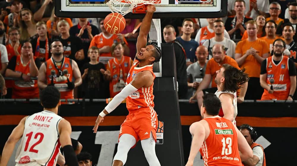 Karim Jallow bejubelt einen Dunk. / Foto: Jan-Philipp Strobel/dpa