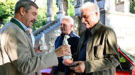 Bayerns Ministerpräsident Markus Söder überreicht Udo Wachtveitl und Miroslav Nemec den Preis. / Foto: Jörg Koch/Bayerische Staatskanzlei/dpa