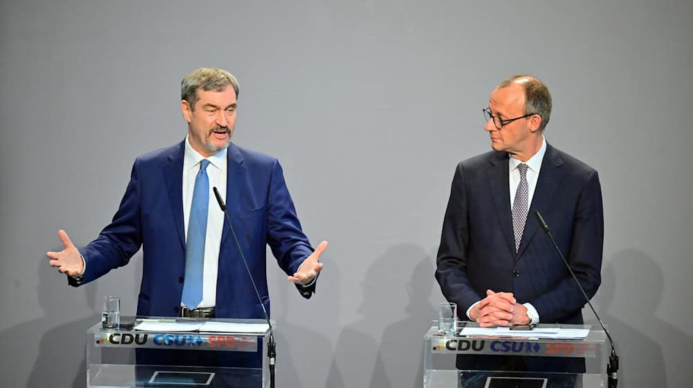 Für CSU-Chef Söder wird CDU-Chef Merz nicht nur eine Legislatur lang Kanzler in Deutschland bleiben. (Archivbild) / Foto: Sebastian Christoph Gollnow/dpa