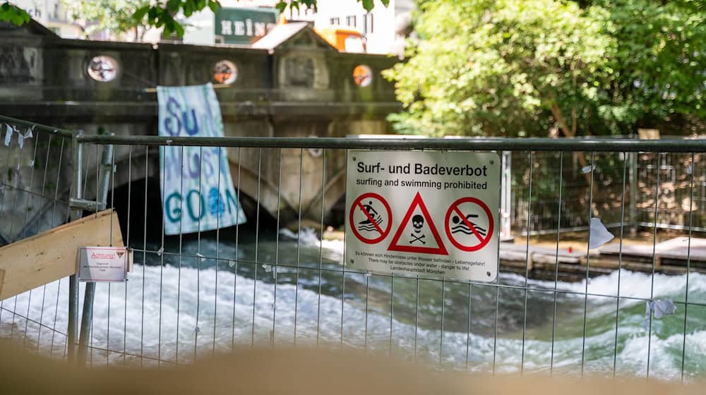 Bislang ist die berühmte Eisbachwelle im Englischen Garten weiter gesperrt. (Archivbild) / Foto: Leonie Asendorpf/dpa