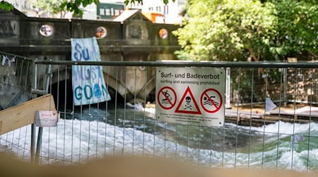 Bislang ist die berühmte Eisbachwelle im Englischen Garten weiter gesperrt. (Archivbild) / Foto: Leonie Asendorpf/dpa