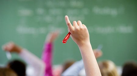 Mit dem Startchancen-Programm sollen nach sozialen Faktoren ausgewählte Schulen gefördert werden, damit die dortigen Kinder ihre Talente besser entdecken können. (Illustration)  / Foto: Marijan Murat/dpa