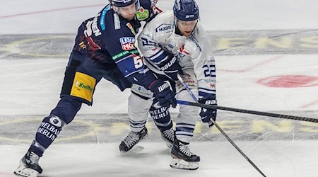 Mike Connolly (r) spielt weiter für die Tigers. / Foto: Andreas Gora/dpa
