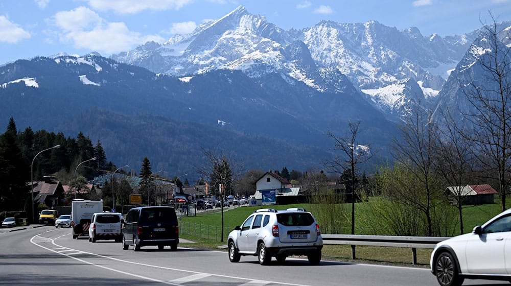 Wenn es die Menschen in die Berge zieht, wird es eng auf den Parkplätzen. / Foto: Angelika Warmuth/dpa