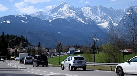 Wenn es die Menschen in die Berge zieht, wird es eng auf den Parkplätzen. / Foto: Angelika Warmuth/dpa