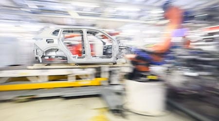 Deutsche Hersteller wie VW leiden unter schwacher Nachfrage und hohen Kosten. (Archivfoto) / Foto: Julian Stratenschulte/dpa
