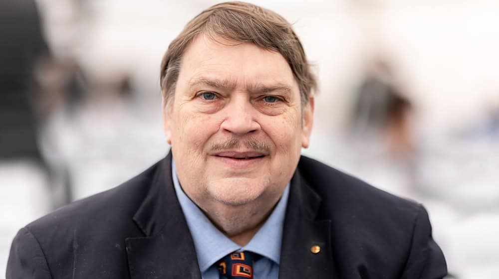 Bernd Posselt, Sprecher der Sudetendeutschen Landsmannschaft, bezeichnet Bayerns Ministerpräsidenten Markus Söder (CSU) als «treuen Freund der Sudetendeutschen». (Archivbild) / Foto: Daniel Karmann/dpa
