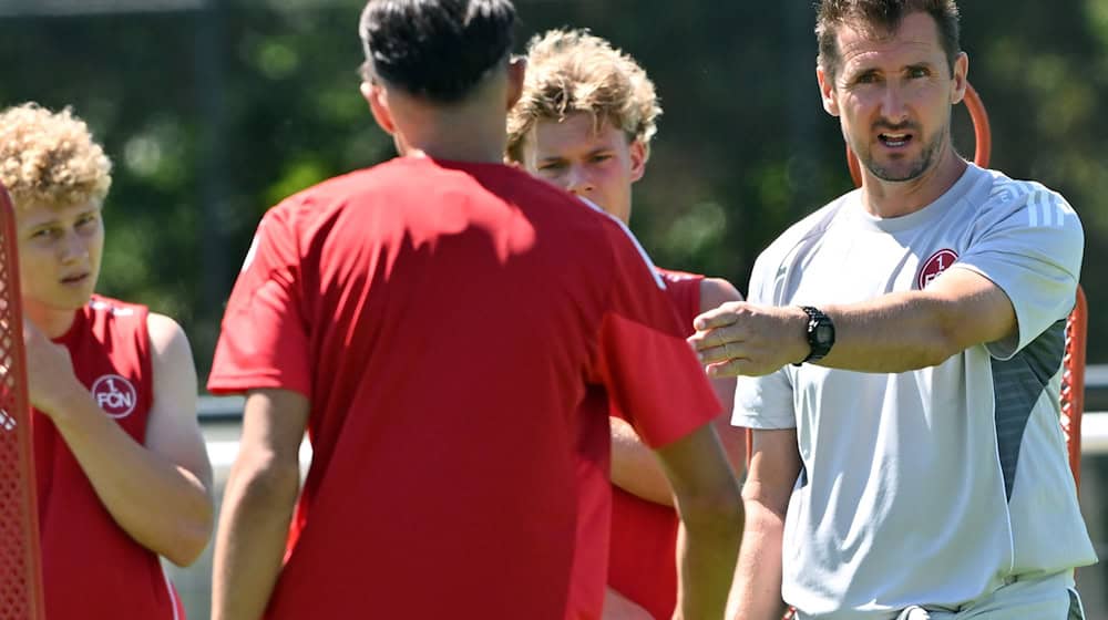 Miroslav Klose bittet zur ersten Trainingseinheit dieses Sommers. / Foto: Martin Schutt/dpa