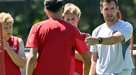 Miroslav Klose bittet zur ersten Trainingseinheit dieses Sommers. / Foto: Martin Schutt/dpa