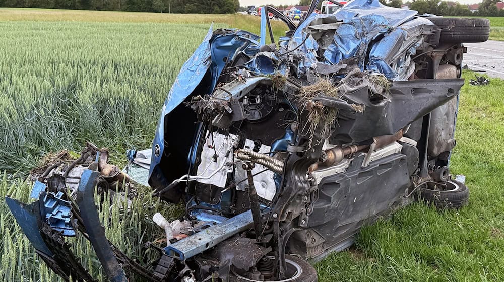 Der Wagen des Unfallverursachers stieß kurz hintereinander mit zwei Autos zusammen. / Foto: Schmelzer/Vifogra/dpa