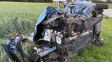 Der Wagen des Unfallverursachers stieß kurz hintereinander mit zwei Autos zusammen. / Foto: Schmelzer/Vifogra/dpa