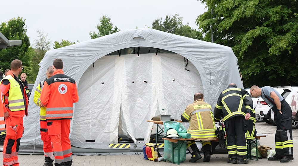 Nach Angaben der DHL war die verdächtige Substanz nur ein handelsübliches Bindemittel. Die Polizei widerspricht. / Foto: Daniel Karmann/dpa