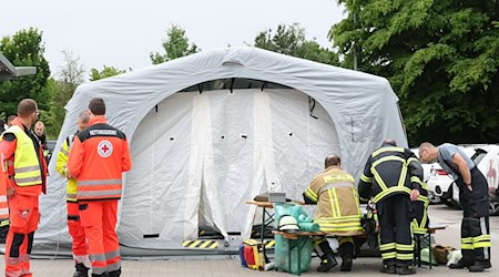 Nach Angaben der DHL war die verdächtige Substanz nur ein handelsübliches Bindemittel. Die Polizei widerspricht. / Foto: Daniel Karmann/dpa